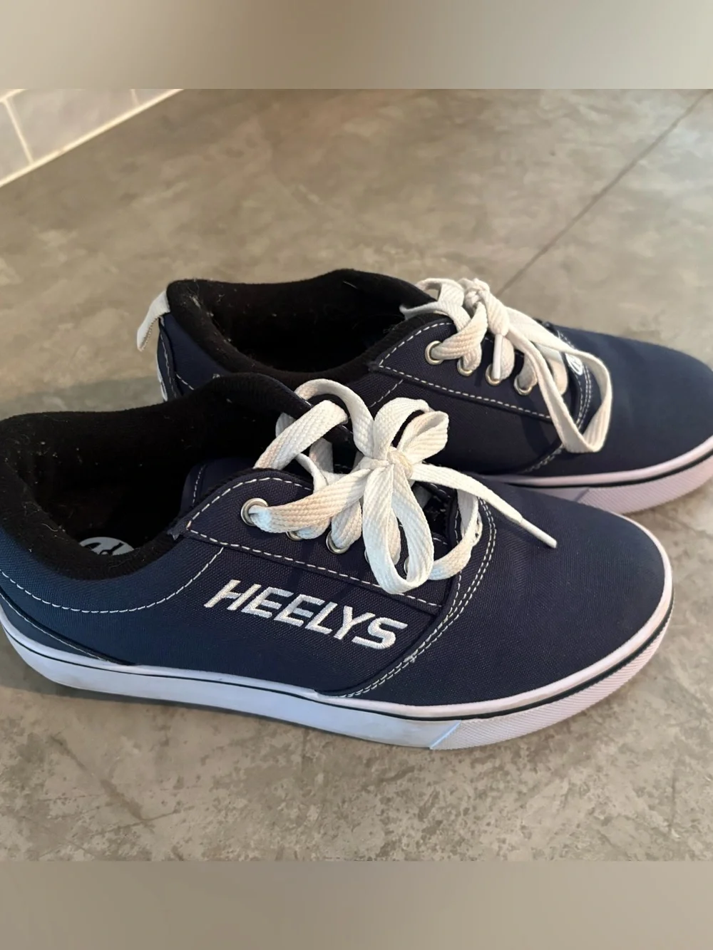 Heelys Pro 20 skate shoes in navy canvas with white laces
